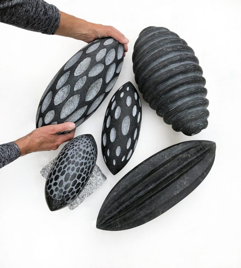 Skulpturer i svart granit